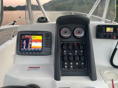 2011 Boston Whaler 230 Dauntless 23 ft | Gasoline