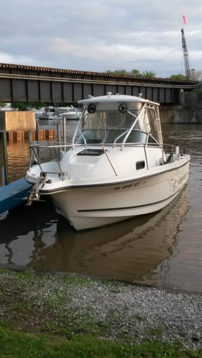 2000 Bayliner 2352FN Trophy 23 ft