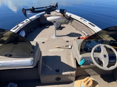 2004 Crestliner 202 Tournament Series 20 ft | Walleye, Bass, Trout, Salmon Fishing Boat