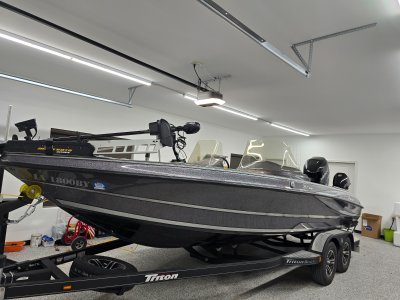 2018 Triton 216 FISHUNTER 22 ft