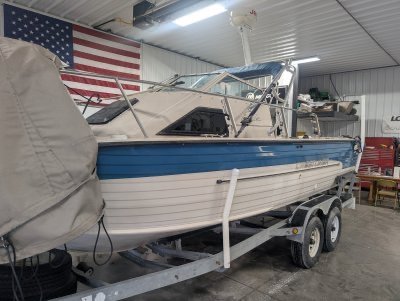 2000 Crestliner 2360 Eagle SST 23 ft